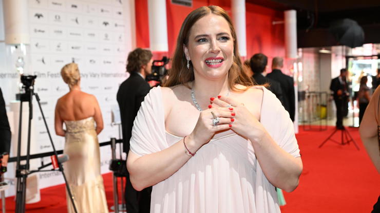 Petra Nesvačilová na červeném koberci.
