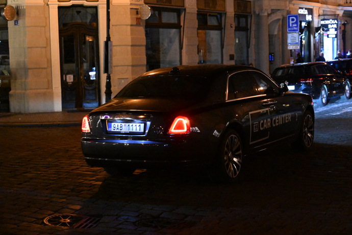Rolls-Royce měl na dveřích výraznou reklamu autopůjčovny.