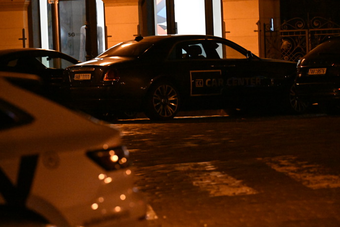 Automobil následně poblíž zaparkoval.