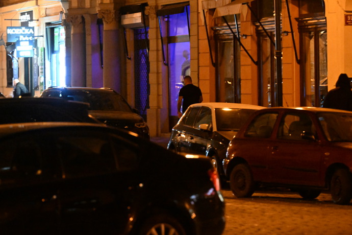 Vémola po příjezdu vystoupil a vydal se směrem ke klubu.