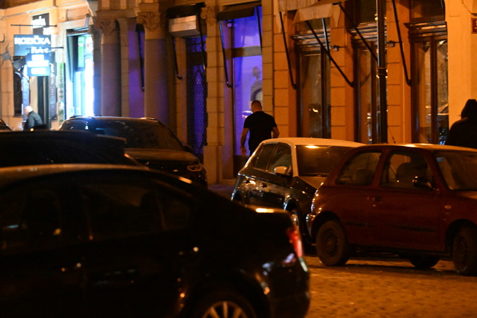 Zápasník vyrazil do společnosti, přestože měl ten večer převzít děti.