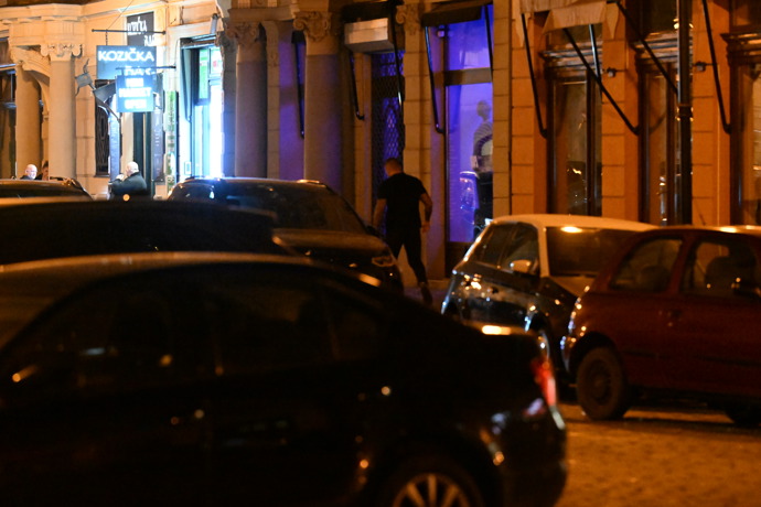 Karlos zmizel uvnitř podniku, luxusní vůz zůstal venku.