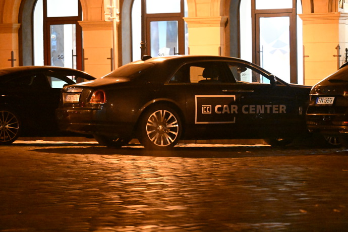 Nápis na dveřích naznačuje, že mohl mít Rolls-Royce pouze zapůjčený.