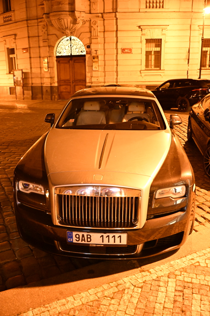 Honosný automobil přitahoval pozornost i před nočním podnikem.