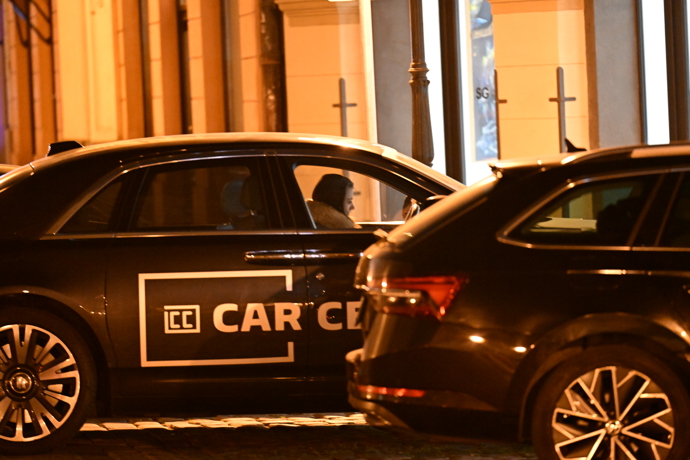 Za volant Rolls-Roycu později usedla neznámá žena.
