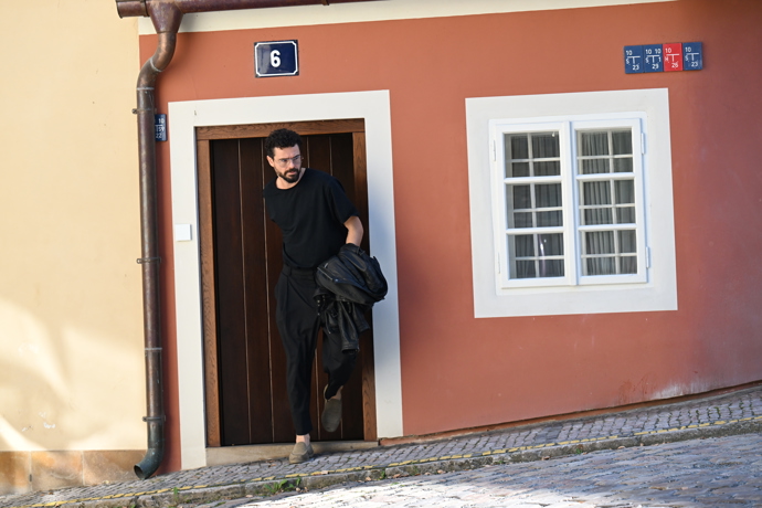 Martin Chobot vychází s bundou. 