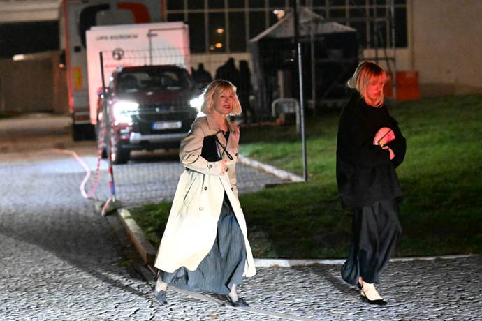 Mariana Prachařová odcházela po boku maminky Dany Batulkové.