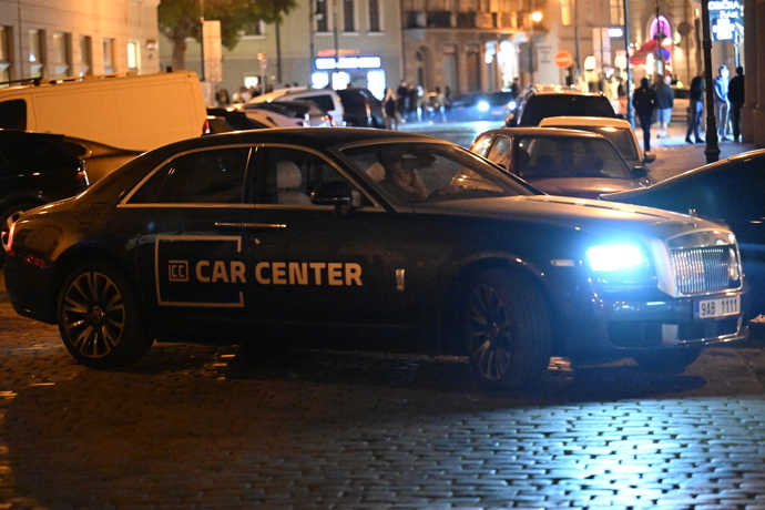 Luxusní automobil následně z místa odjel bez slavného zápasníka.