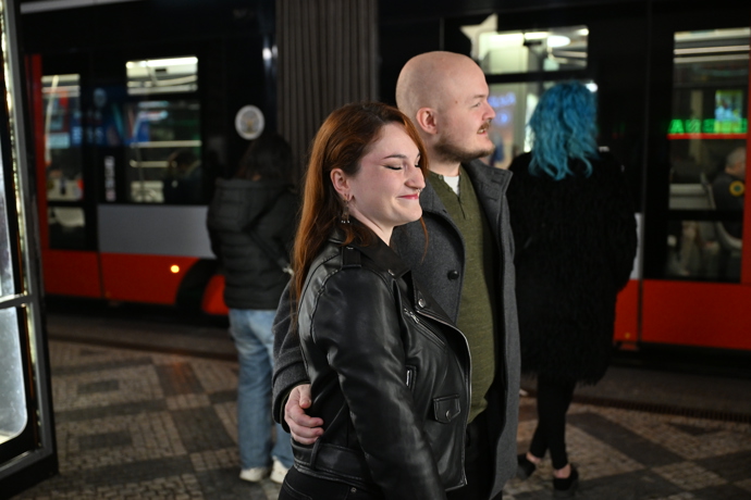 Po celou dobu společenského večera i při závěrečném odchodu Štaidl svou partnerku láskyplně objímal.