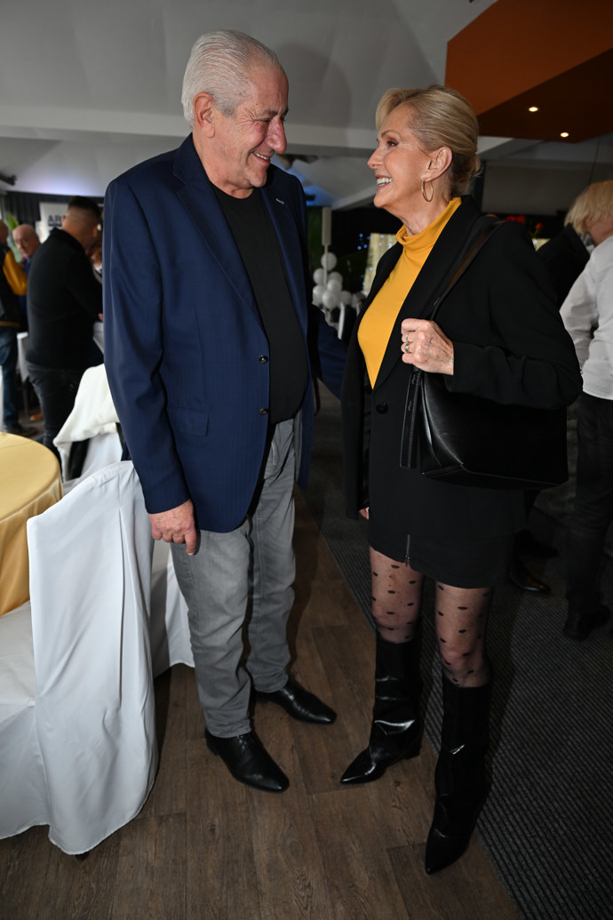 Po 23 letech manželství to mezi Helenou Vondráčkovou a Martinem Michalem stále jiskří. 