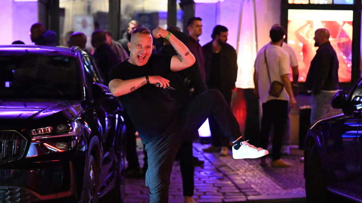 Martin Kocián před fotografy předváděl jedno divoké gesto za druhým.