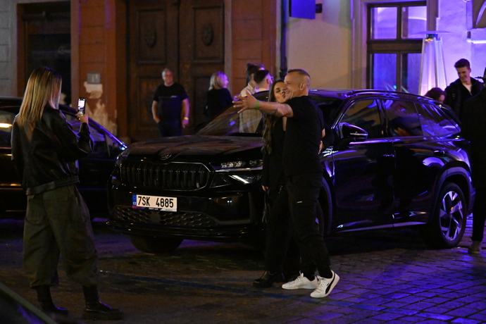 Martin Kocián se s fanynkami ochotně bavil i dlouho po skončení koncertu.