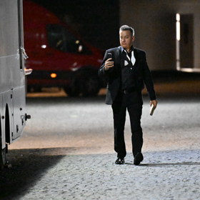 Petr Bende se zajímal jen o svůj mobil.