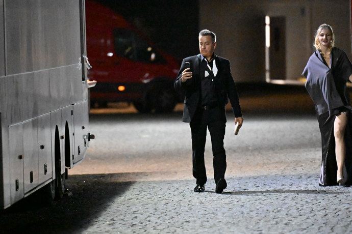 Petr Bende se zajímal jen o svůj mobil. 