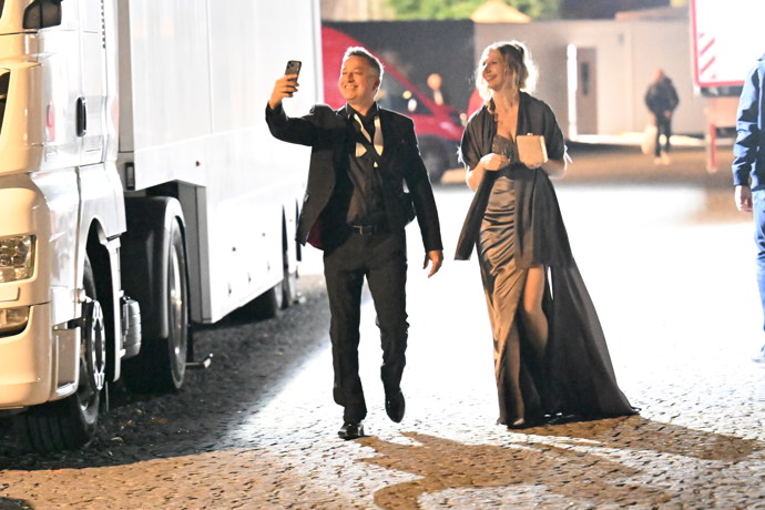 Petr Bende se zajímal pouze o svůj mobil. 