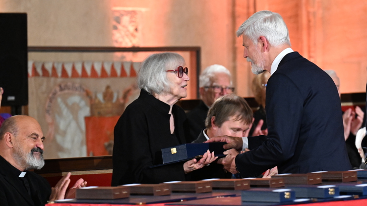 Marta Kubišová přijala vyznamenání od Petra Pavla.