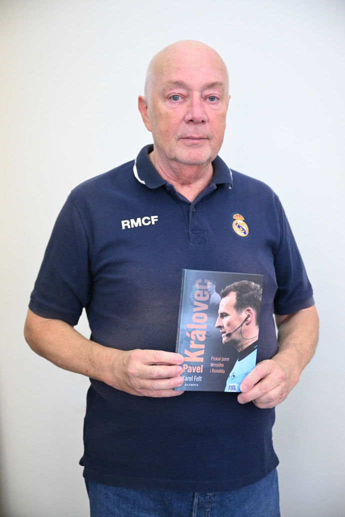 Publicista, autor a sportovní novinář Karel Felt s nápadem napsat knihu sám přišel. 