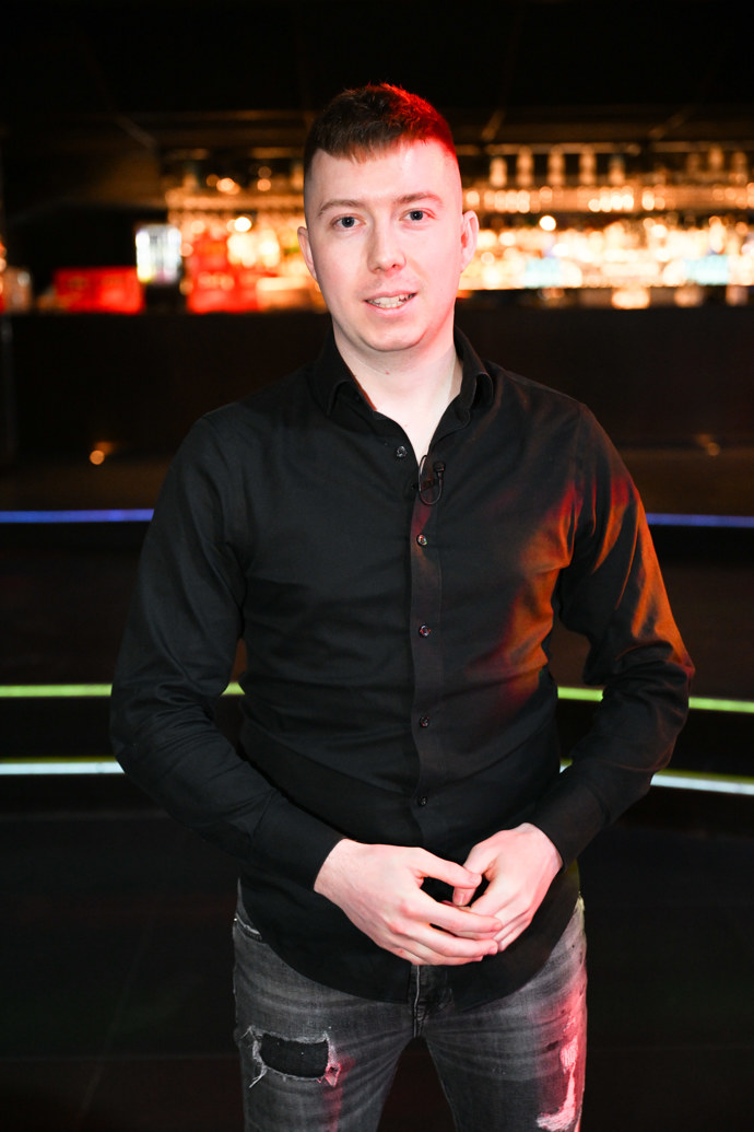 Moderátor a spolumajitel G MMA Jakub Jíra. 