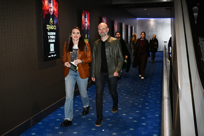 Adam Dolník a jeho partnerka Zuzana zamířili společně na promítání.