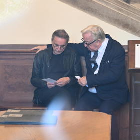 Legendární choreograf Jiří Kylián dorazil na Ceny Thálie v kožené bundě a hned se dal do řeči s Jiřím Lábusem.