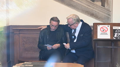 FOTO: Legendární choreograf Jiří Kylián dorazil na Ceny Thálie v kožené bundě a hned se dal do řeči s Jiřím Lábusem.