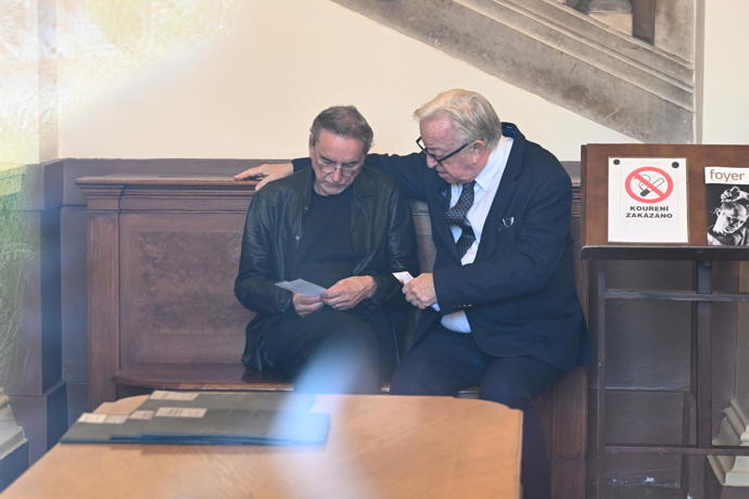 Legendární choreograf Jiří Kylián dorazil na Ceny Thálie v kožené bundě a hned se dal do řeči s Jiřím Lábusem.