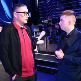 Jakub Jíra při konverzaci s Jiřím Ovčáčkem.