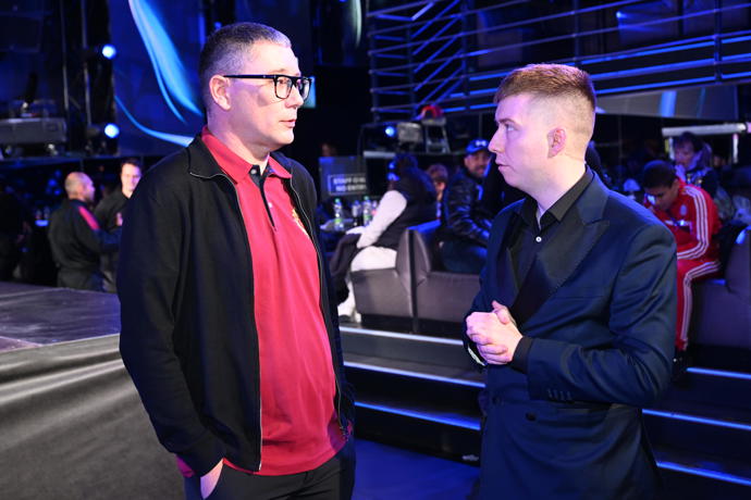 Jakub Jíra při konverzaci s Jiřím Ovčáčkem.