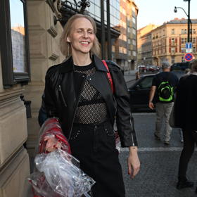 Daniela Špinar přišla v černém.