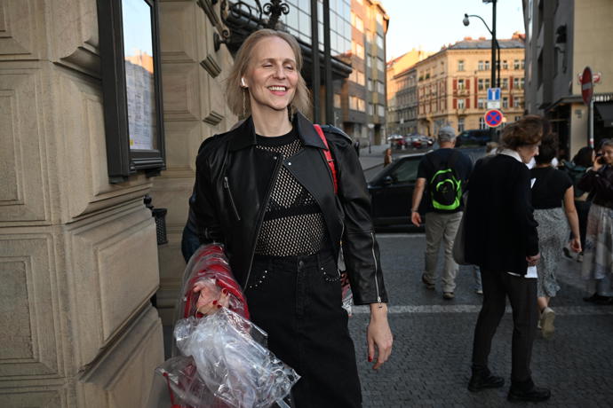 Daniela Špinar přišla v černém.