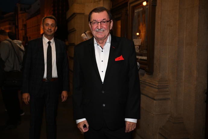 Zdeněk Barták vsadil na detail a svůj oblek oživil červeným kapesníčkem.