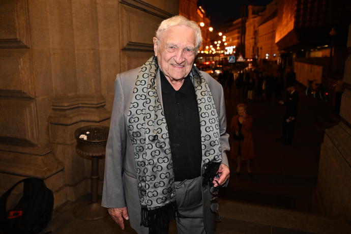 Antonín Hardt vsadil na nápaditý detail a svůj outfit doplnil luxusní šálou.