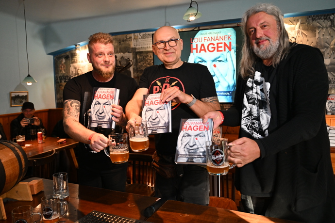 Lou Fanánek Hagen si k 60. narozeninám nadělil desku, knihu i pivo.