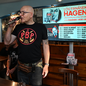 Frontman kapely Tři sestry Lou Fanánek Hagen.