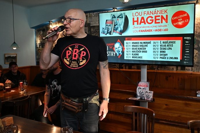 Frontman kapely Tři sestry Lou Fanánek Hagen. 