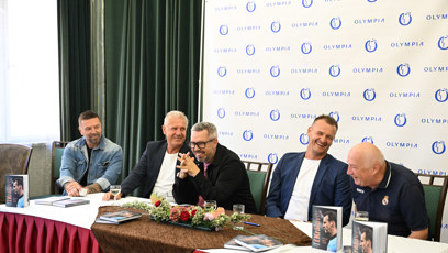 FOTO: Pánové se u stolu náramně bavili.