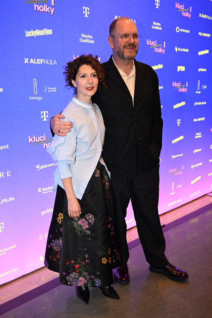 Ve filmu pod taktovkou Davida Ondříčka si zahrála i jeho manželka Martha Issová.