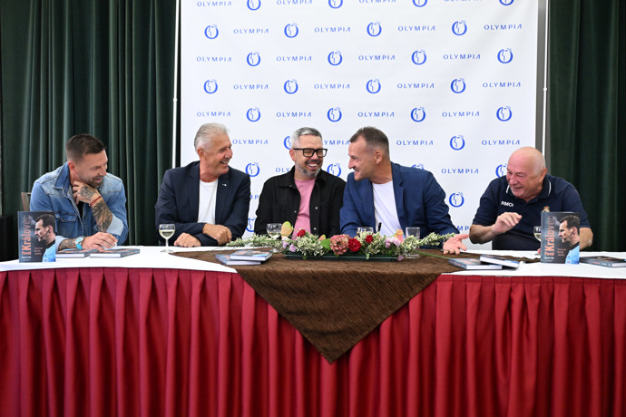 Atmosféra na křtu knihy Pavla Královce se nesla v zábavném duchu a smáli se všichni přítomní.