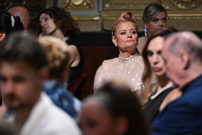 Erika Stárková v davu.