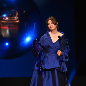 Soška Thálie krásně ladila k jejímu modelu, který nebyl klasickou róbou, jak jsme zjistily od návrhářky Natálie Dufkové. 