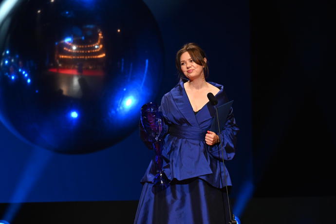Soška Thálie krásně ladila k jejímu modelu, který nebyl klasickou róbou, jak jsme zjistily od návrhářky Natálie Dufkové. 