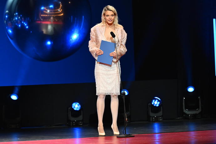 Simona Lewandosvská získala Cenu Thálie pro umělkyni do 33 let. Do Národního divadla zvolila trochu ležérnější styling Simona Lewandosvská získala Cenu Thálie pro umělkyni do 33 let. Do Národního divadla zvolila trochu ležérnější styling