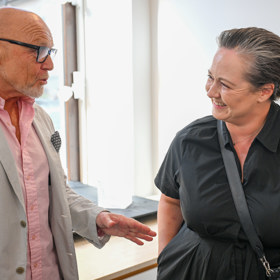 Pavlína Saudková a Marek Vašut při konverzaci.