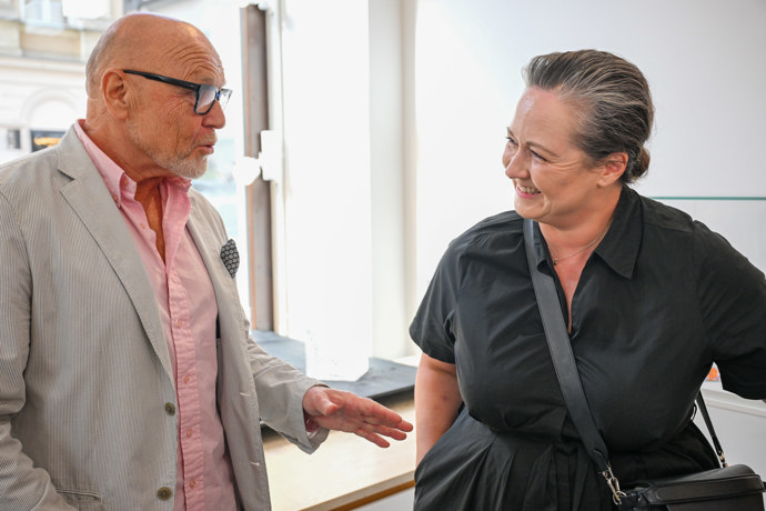 Pavlína Saudková a Marek Vašut při konverzaci.
