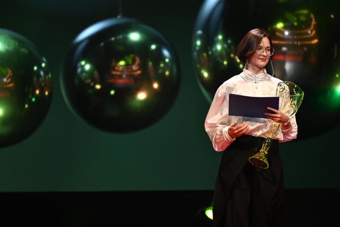 Miřenka Čechová získala Cenu Thálie za alternativní divadlo a vsadila na elegantní komplet bílé halenky a černé sukně
Miřenka Čechová získala Cenu Thálie za alternativní divadlo a vsadila na elegantní komplet bílé halenky a černé sukně