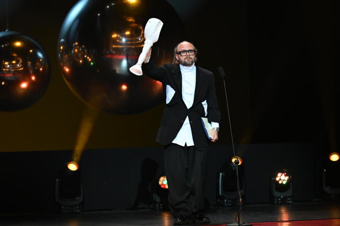 Rostislav Novák mladší vyměnil klasiku za styl a místo košile oblékl bílý rolák.
