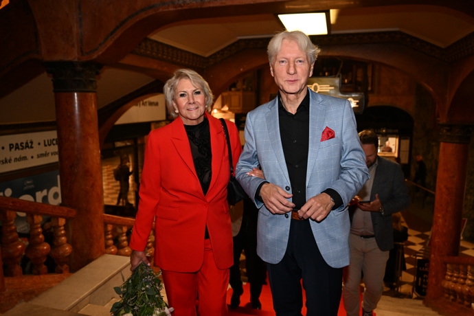 V elegantních sakách přišel Jan Špaček společně s manželkou Evou Špačkovou.