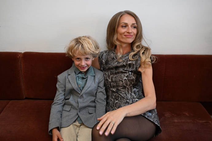 Modelka Veronika Kašáková a její syn. 