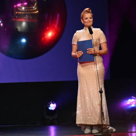 Erika Stárková předávala jednu z cen ve flitrových šatech Leeda
