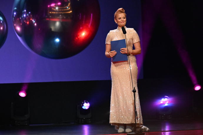 Erika Stárková předávala jednu z cen ve flitrových šatech Leeda Erika Stárková předávala jednu z cen ve flitrových šatech Leeda